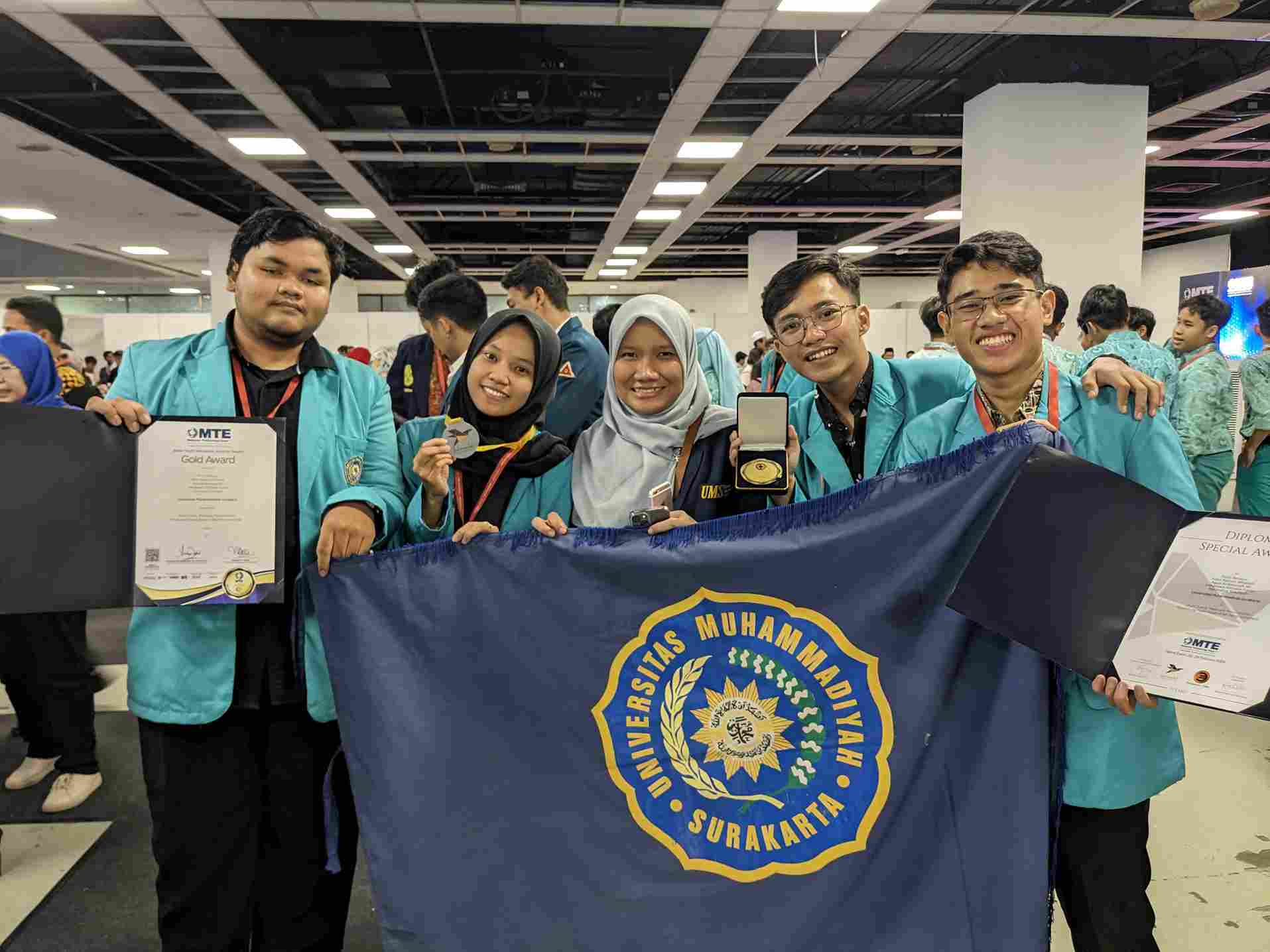 Read more about the article Mahasiswa Profesi Ners UMS Raih Gold Medal dan Special Award  pada Kompetensi International di Malaysia